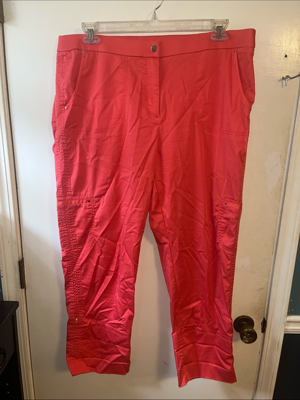 LIKE NEW Chico’s (3) Coral Cargo Crop Adjustable Pants 🩷✨